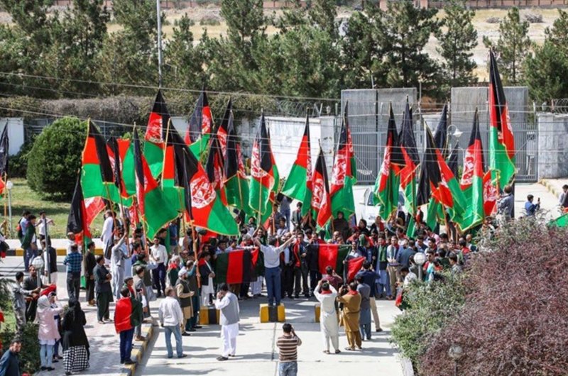 بازداشت ده‌ها نفر به دلیل حمل پرچم افغانستان در پاکستان