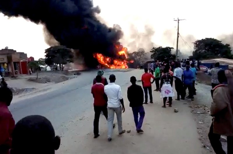 انفجار تانکر سوخت در اوگاندا ۱۰ نفر را در آتش سوزاند