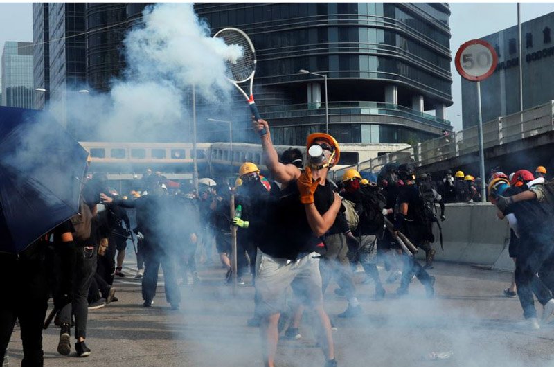 آتش اعتراض در هنگ کنگ همچنان شعله‌ور است، دوازدهمین هفته تظاهرات به خشونت کشیده شد