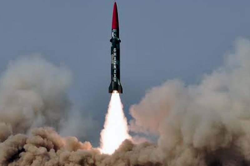 همزمان با بحران کشمیر، پاکستان موشک بالستیک قادر به حمل کلاهک هسته‌ای آزمایش کرد