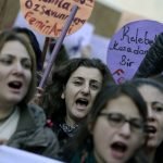 واکنش مردم ترکیه به قتل یک زن توسط شوهرش در مقابل فرزندشان