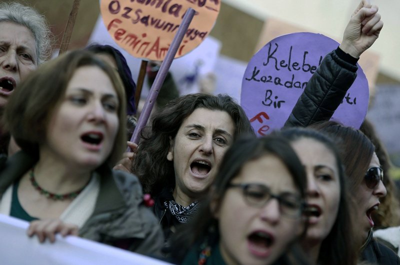 واکنش مردم ترکیه به قتل یک زن توسط شوهرش در مقابل فرزندشان
