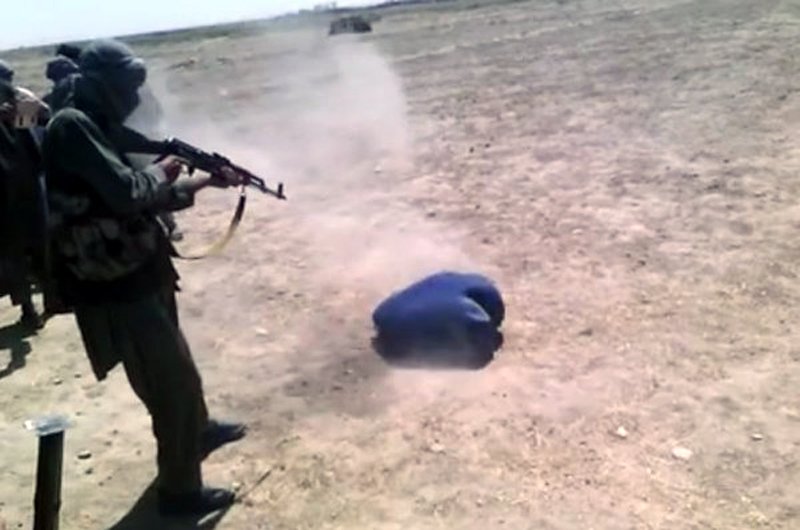 یک زن در دادگاه صحرایی پیکارجویان طالب در بادغیس تیرباران شد