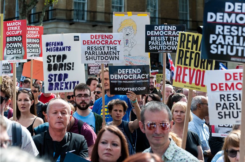 بریتانیا در آستانه کشمکش داخلی؛ ده‌ها هزار نفر به خاطر تعلیق مجلس به جاده‌ها آمدند
