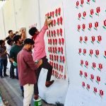 گروه هنر سالار به یاد قربانیان جنگ دیوار دفتر حقوق بشر کابل را لاله باران کرد