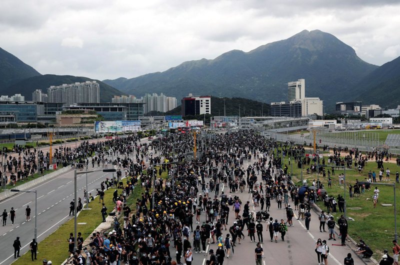 موج اعتراض‌ها در هنگ کنگ، معترضان فرودگاه هنگ کنگ را دچار اختلال کردند