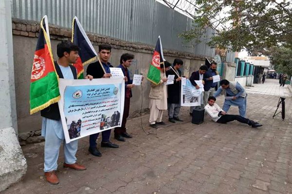 فعالان مدنی در برابر سفارت ایران در کابل دست به تظاهرات زدند