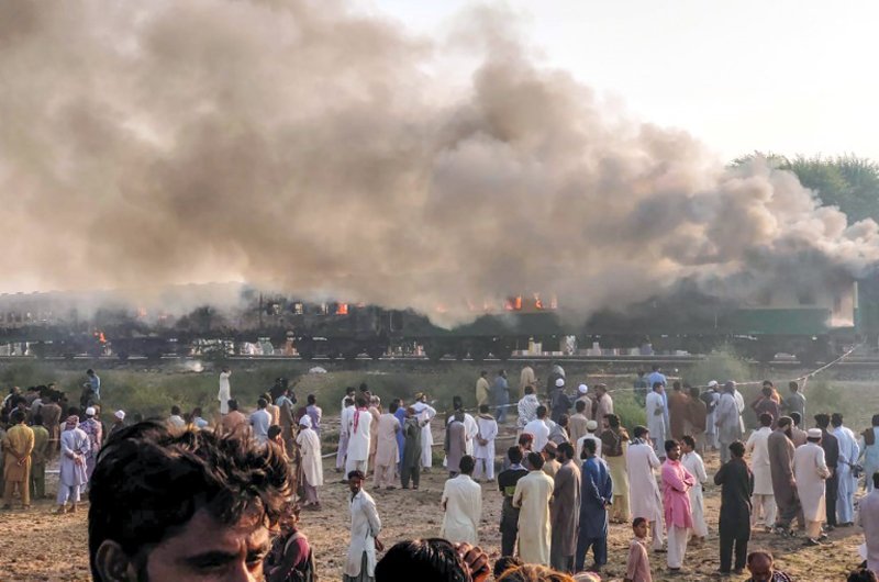 انفجار سیلندر گاز در قطار، جان ۶۵ نفر را در پاکستان گرفت
