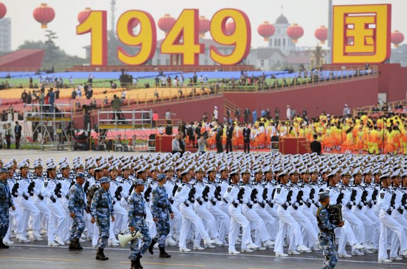چین، هفتادمین سالگرد نظام کمونیستی را با رژه و نمایش جنگ‌افزار تجلیل می‌کند