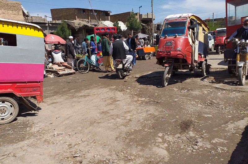 ساکنان هرات از خرابی جاده درب قندهار انتقاد میکنند