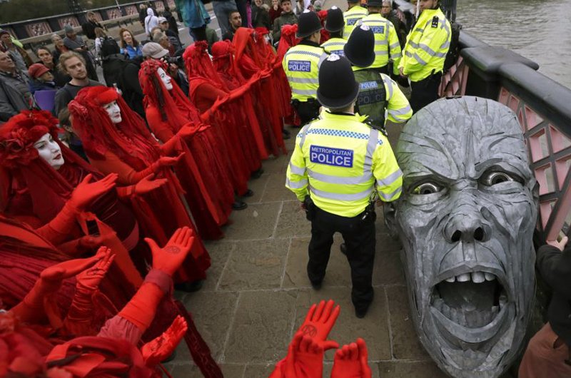 جنبش شورش علیه انقراض، خیابان‌های اصلی لندن را مسدود کرده‌اند
