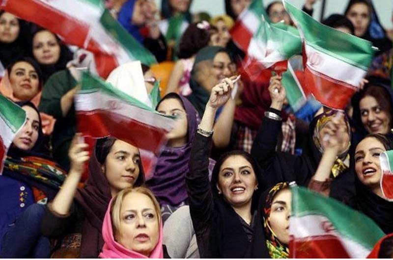 زنان ایرانی برای نخستین بار رنگ سبز چمن ورزشگاه آزادی را خواهند دید