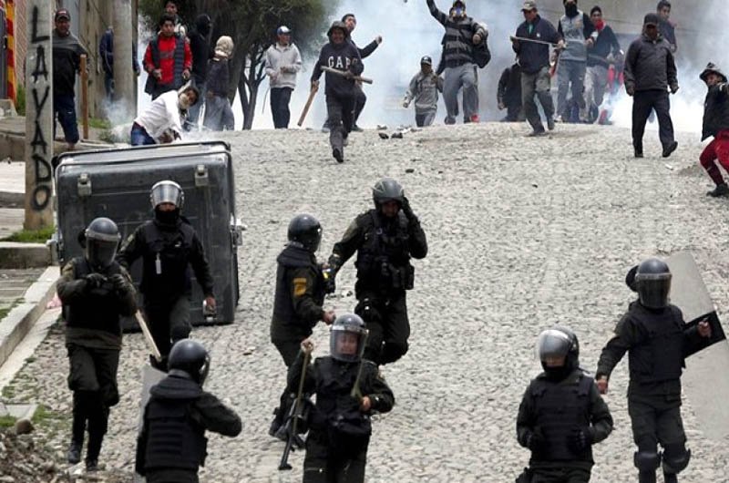 مورالس رفت، اما بولیوی همچنان در آتش تظاهرات می‌سوزد