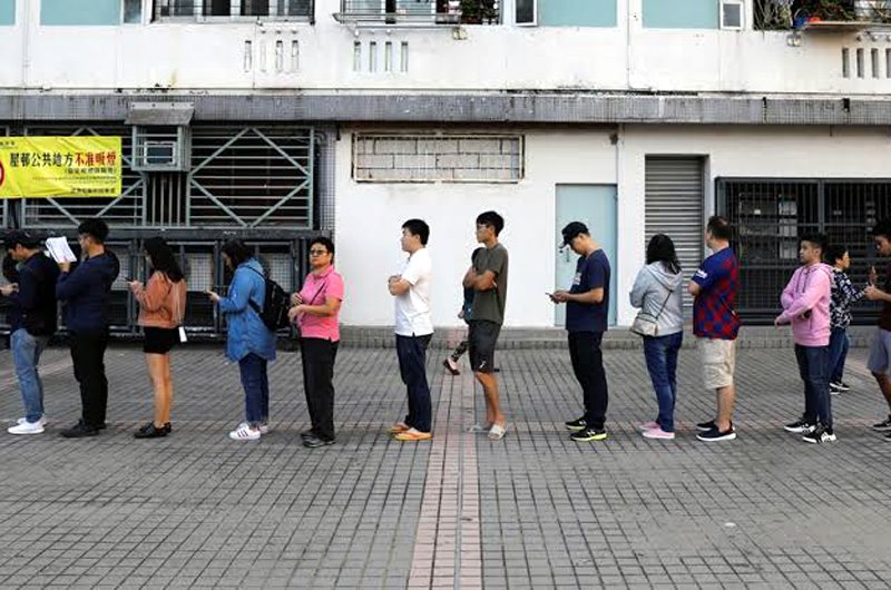 ساکنان هنگ کنگ پس از شش ماه اعتراض سرانجام به پای صندوق‌های رای رفتند