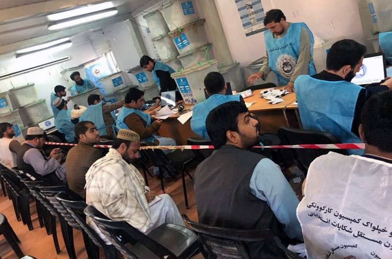 طلسم انتخابات افغانستان در آستانه شکستن/ کمیسیون: فردا پیرامون اعلام نتایج تصمیم‌گیری می‌شود