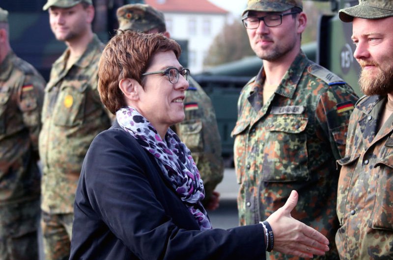 اظهارات وزیر دفاع آلمان در میان سربازان خو در مزارشریف